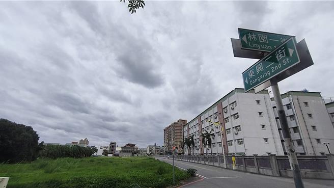 花莲县政府选在花莲市美崙地区东兴二街、林园一街口绿地建盖组合屋，预计提供30户灾民入住。（罗亦晽摄）