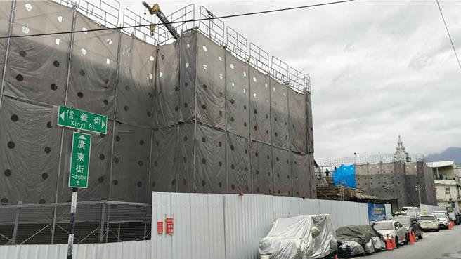 花莲县政府与慈济基金会合作，在花莲市信义国小旁的县有土地，兴建中继屋「大爱屋」，去年9月中动工，目前工程进度已达18.1％。（罗亦晽摄）