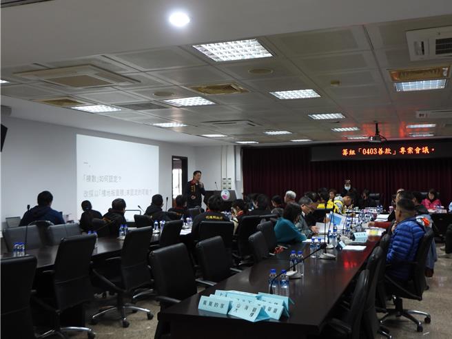 花莲县议会今天召开「筹组0403善款专案会议」，邀集善款委员会副主委饶忠、县府建设处、社会处及环保局等单位，向灾民代表说明各局处业务进度。（罗亦晽摄）