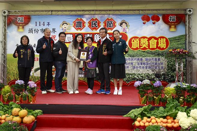 头份市农会与头份市公所17日联合举办踩街及114年头份市各界庆祝农民节绩优农民表彰大会暨桶柑果品评鑑比赛，会中表扬100位表现优异的农民。（吕丽甄摄）