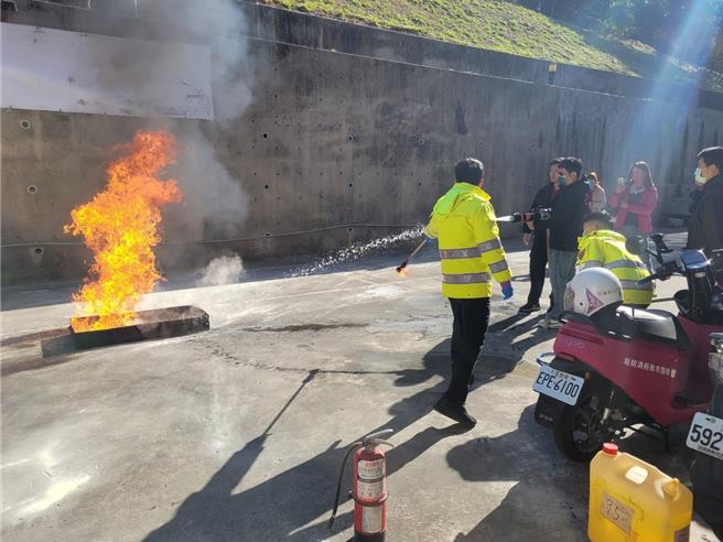 桃园市消防局大有分队举办「年节前防火管理人座谈会」，邀请辖内所有场所的防火管理人一同与会，以案例讨论、实际操作等方式，希望能增进各防火管理人对于火灾应变及消防设备操作之能力。（消防提供）