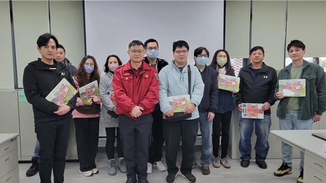 桃园市消防局埔子分队举办「年节前防火管理人座谈会」，邀请辖内所有场所的防火管理人一同与会，以案例讨论、实际操作等方式，希望能增进各防火管理人对于火灾应变及消防设备操作之能力。（消防提供）