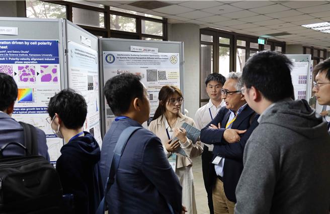 台湾物理年会壁报论文发表，国内外学者交流互动，现场参与状况十分踊跃。（中山大学提供／郭良杰高雄传真）