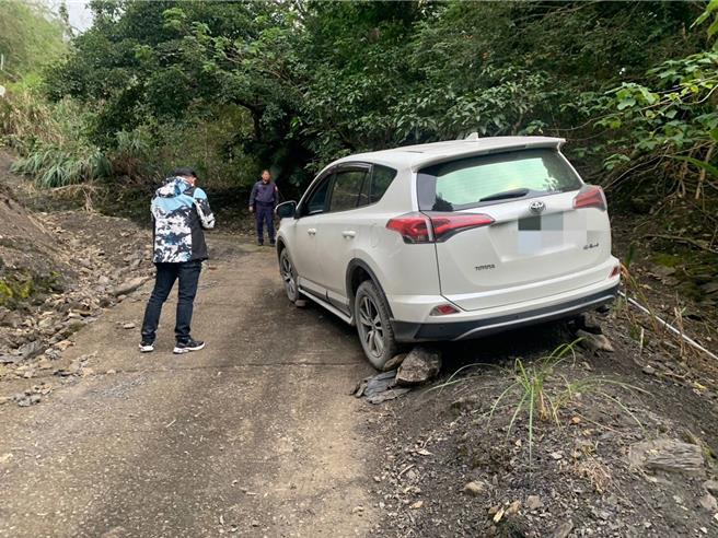 高雄市六龟宝来地区16日下午发生一起导航错误导致的迷路事件，58岁蔡姓男子与妻子依导航前往宝来梅花季，却误入崎岖山路，车辆滑落山沟无法脱困，所幸警方获报后协助脱困，并未造成伤害。（警方提供／林雅惠高雄传真）