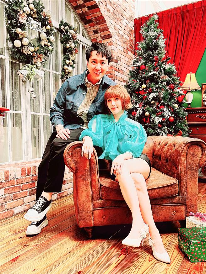 萧玉芬（右）重返歌坛与师弟沈建豪对唱。（豪记唱片提供）