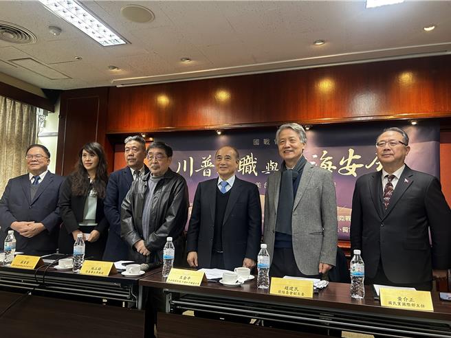 前立法院長王金平（右三）17日出席國戰會論壇「川普就職與台海安全」演講。（陳薏云攝）