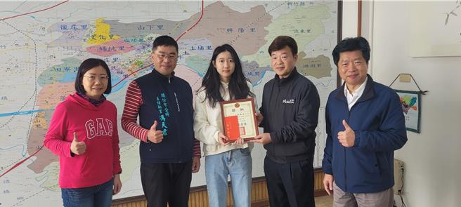 为鼓励苗栗县头份地区优秀学子，头份市公所17日举行赖清添先生纪念奖学金颁奖典礼，由头份市公所主秘冯天君、赖清添先生侄孙赖昌秀先生及建国国小曾焕淦校长颁发2023学年度赖清添先生纪念奖学金，共有16位同学获奖。（头份市公所提供／吕丽甄苗栗传真）