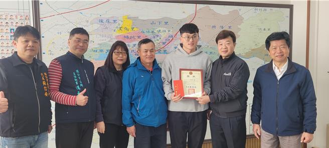 为鼓励苗栗县头份地区优秀学子，头份市公所17日举行赖清添先生纪念奖学金颁奖典礼，由头份市公所主秘冯天君、赖清添先生侄孙赖昌秀先生及建国国小曾焕淦校长颁发2023学年度赖清添先生纪念奖学金，共有16位同学获奖。（头份市公所提供／吕丽甄苗栗传真）