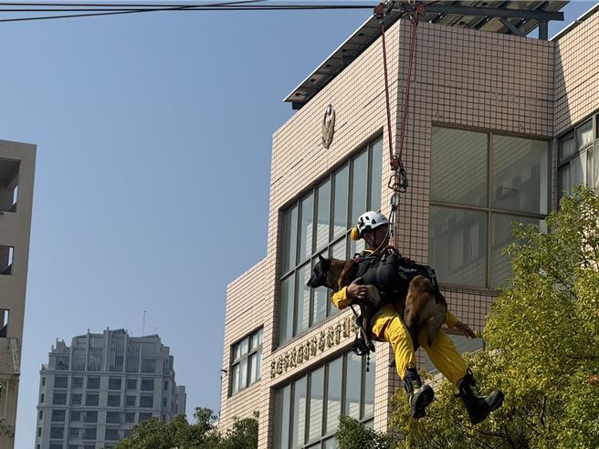 特搜大队也于现场进行搜救犬、绳索技术及科技救灾的展演。（洪靖宜摄）