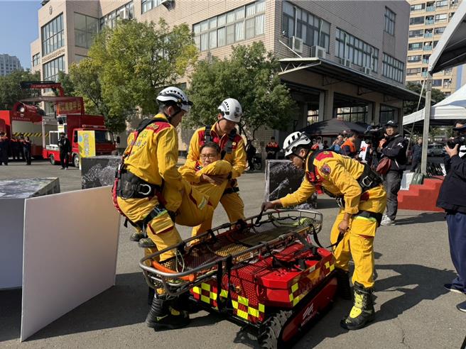 特搜大队也于现场进行搜救犬、绳索技术及科技救灾的展演。（洪靖宜摄）