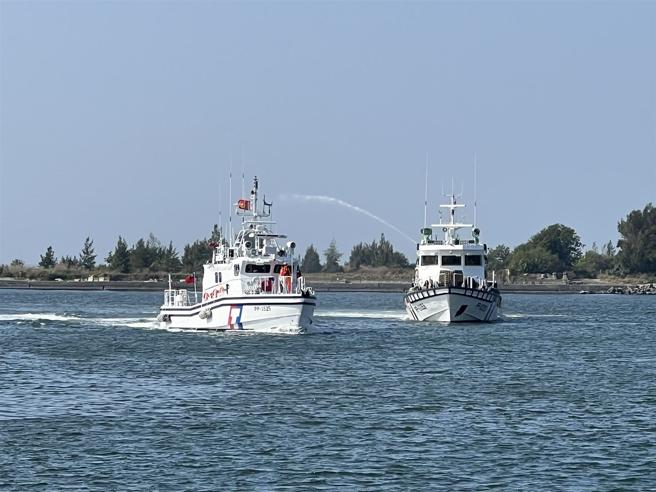 為迎接35噸級巡防艇，臺南海巡隊今日派遣100噸巡防艇噴水伴航，為加入海域執法行列的35噸艇獻上祝福。（海巡署艦隊分署提供）