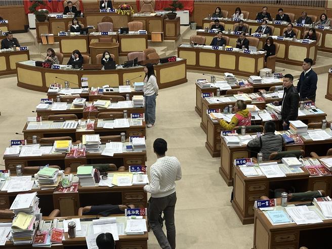 新北市石門區公所臉書粉專小編16日在媒體臉書粉專新聞貼文留言辱罵民進黨，綠營議員痛批公部門嚴重違反行政中立。（高鈞麟攝）