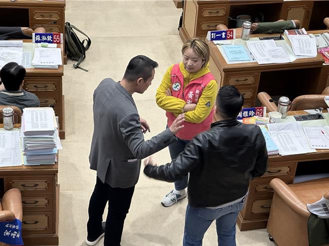新北市議會17日審查預算時，證實並非帳號被盜用，而是公所主任秘書「個人意志」。民進黨團要求嚴懲，並要求民政局長林耀長及當事人道歉。（高鈞麟攝）