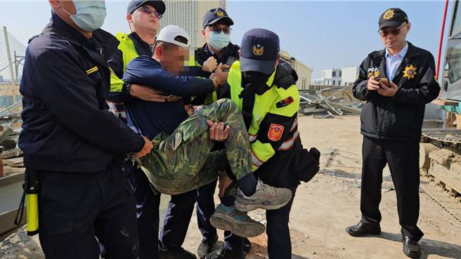 屏县府拆东港安泰医院违建爆发纷争，医院包商坚持履行与东港安泰医院合约，在现场不肯离去，被警方抬走。（ 屏东县政府提供／罗琦文屏东传真）