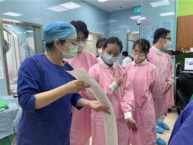 台大學士後護理系學生在台大雲林分院實習6大科的情形。（台大雲林分院提供）