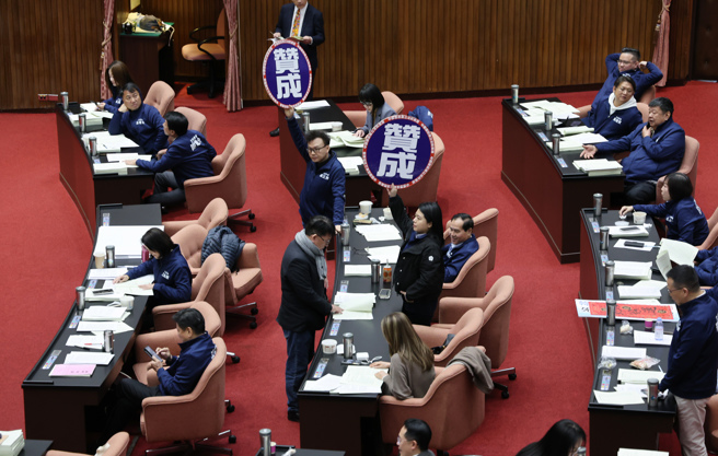 立法院17日院会处理中央政府总预算案通案项目并进行表决，国民党、民眾党以人数优势通过蓝白党团提案。（姚志平摄）