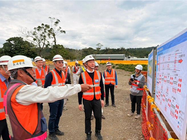 交通部长陈世凯17日视察公路局卑南乡宾朗村的台9线外环道工程。（南区养护工程分局提供／蔡旻妤台东传真）