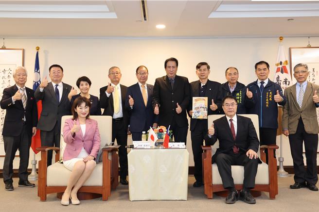 日本茨城县土浦市长安藤真理子（前排左）率访团一行10多人今天拜会台南市长黄伟哲。（台南市政府提供／曹婷婷台南传真）