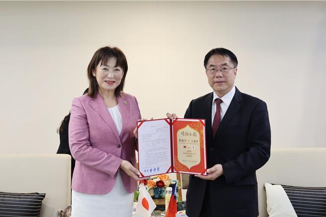 日本茨城县土浦市长安藤真理子（左）今天拜会台南市长黄伟哲。（台南市政府提供／曹婷婷台南传真）