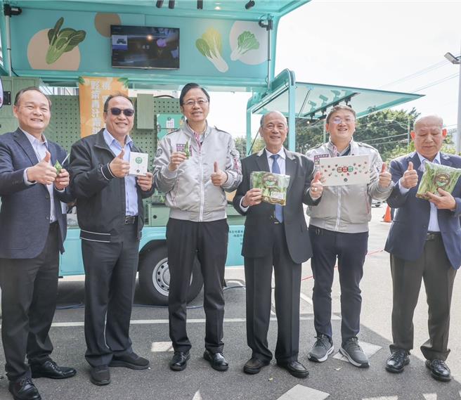 桃园市长张善政今天上午出席「桃园区各界庆祝农民节表彰大会暨农游伴手礼推广行销活动。张善政表示，农民节将至，感谢农友一年来辛劳付出，市府团队也将持续推动对农友、青农补助，并盼透过智慧农业让农会业务更加蓬勃发展。（桃园市农业局提供）