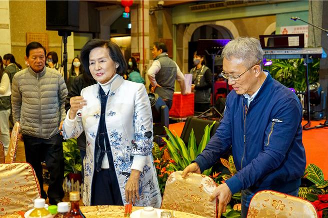 宜兰县长林姿妙（左）遭内政部停职后，今天出席县府举办的员工岁末晚会，不少府内员工看到她高喊县长好，她受访时强调清白，会上诉拚二审无罪。代理县长林茂盛（右）致词时，也提及宜兰县政的成果都归功于林姿妙。（李忠一摄）