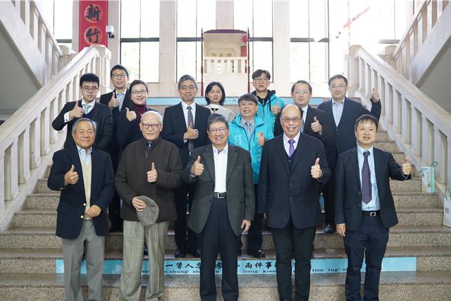 三总透过范良孚董事长慷慨捐赠的14台心电图机，分送至新竹县各卫生所，结合三总、国防医学院共同开发的AI心电图系统，藉由广达公司提供的技术支持，进行为期一年的试办计画，盼让更多高风险患者及早接受诊断与治疗。（三总提供／林周义台北传真）