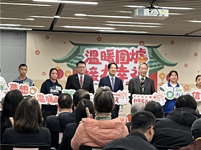 賴清德總統（中）於17日南下台中到家扶基金會，與家扶體育優秀兒少一同圍爐，場面溫馨。（張妍溱攝）