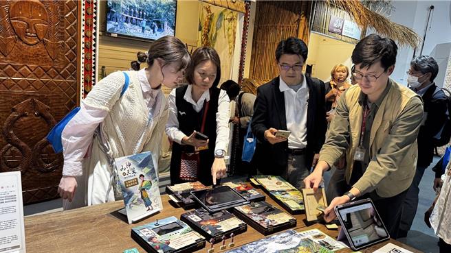 國立科學工藝博物館17日迎接來自日本的全國科學博物館協議會參訪團，科工館秀出以港都工業科技為主題進行介紹，解說港都如何與工業結合，引起參訪團高度迴響。（科工館提供／任義宇高雄傳真）