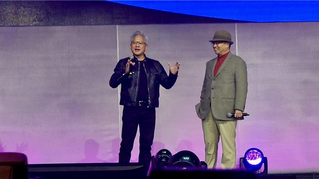 輝達創辦人黃仁勳（左）出席緯創的尾牙，董事長林憲銘（右）在旁也相當興奮。（圖／柳名耕攝）