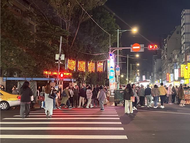 北市产发局长陈俊安表示，北市有65处商业密集地区、51个商圈、16个夜市，以「商圈廊带」大带小模式，已做好准备，迎接陆客来台旅游。（张珈瑄摄）