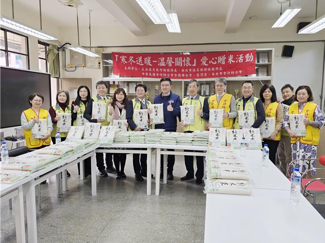 國民黨立委張智倫攜手中華民國會計師公會全國聯合會、台灣省會計師公會及台北市會計師公會，16日於新北市中和區興南國小舉辦「寒冬送暖、溫馨關懷」贈米活動。（張智倫服務處提供）