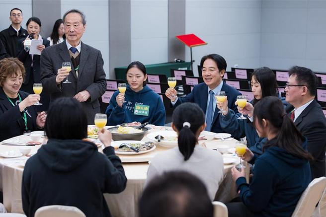 赖清德总统17日前往中台出席「总统与家扶儿少春节围炉活动」。图／总统府提供