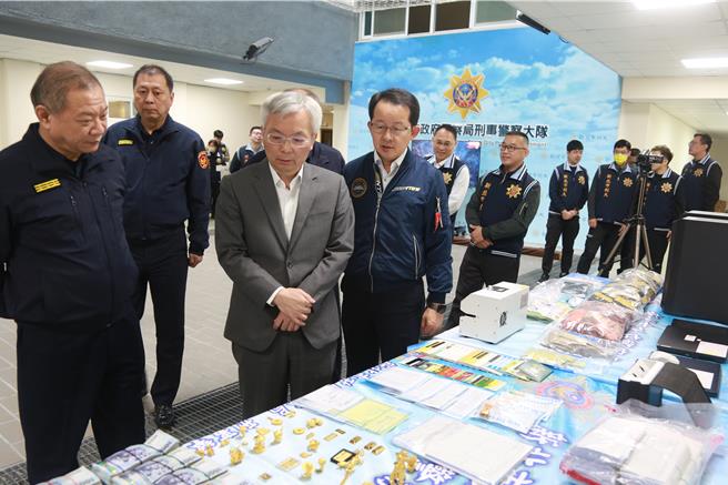 张荣兴检视斩金行动查扣的证物。（新北刑大提供）