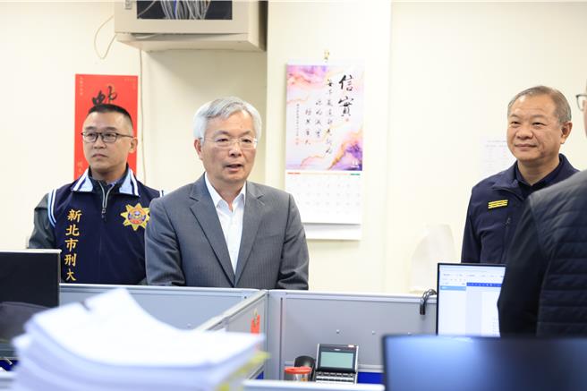 张荣兴参观刑大诈欺防制办公室。（新北刑大提供）