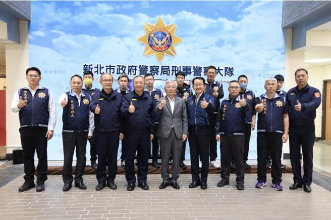 张荣兴慰劳新北刑大「斩金行动」专案有功人员。（新北刑大提供）