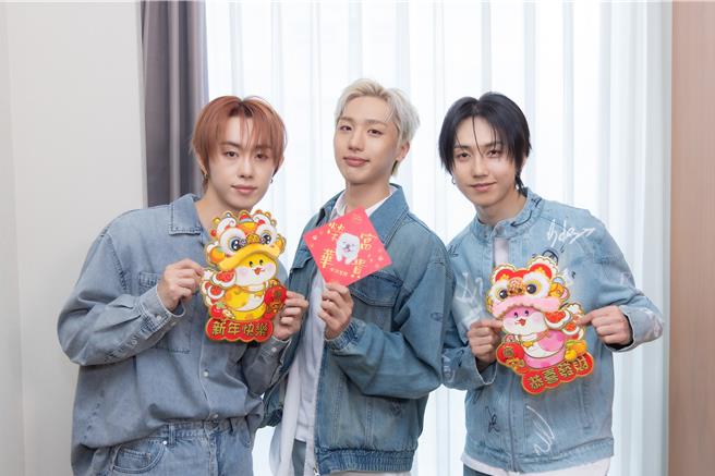 M.O.N.T特地拿著春聯用中文跟台粉拜早年。（ONINN ASIA提供）