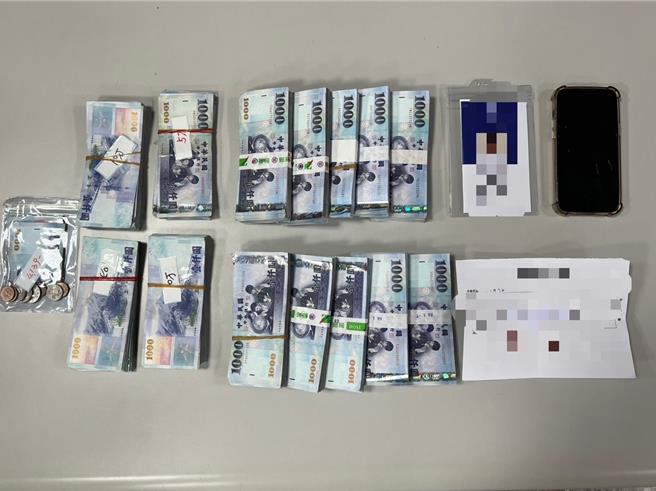 警方查扣130萬餘元、手機、識別證、收據等贓證物。(翻攝照片／林郁平台北傳真）