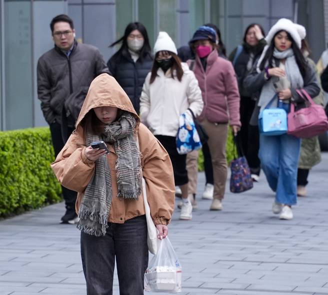 18日大陸冷氣團減弱，清晨輻射冷卻影響，各地天氣仍偏冷。（示意圖／羅永銘攝）