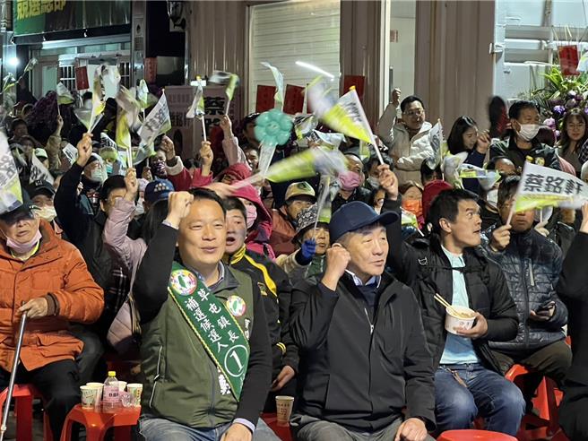 草屯镇长补选民进党候选人蔡铭轩再次找政委陈时中帮他站台，这次陈时中致词比较保守。（杨静茹摄）