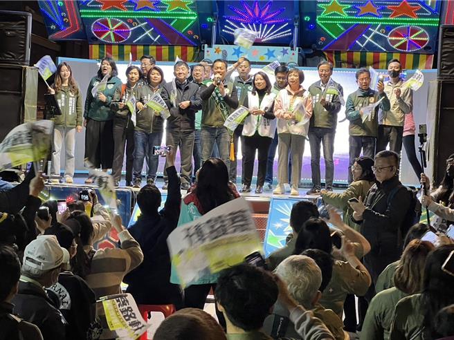 蔡铭轩选前之夜逾500名支持者到场力挺，陈时中与立委罗美玲、何欣纯站台助讲。（杨静茹摄）