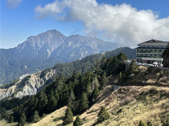 位于合欢山松雪楼附近的群峰奇观。图／刘朱松