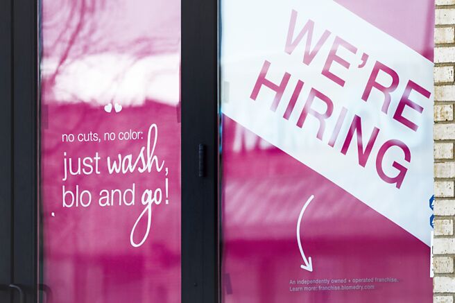 美国劳工部公布，上周（截至11日止）初领失业救济人数经季调后约21.7万人。图／美联社