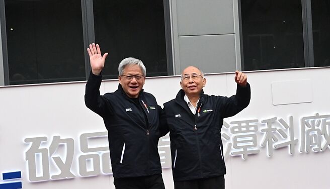 辉达执行长黄仁勋（左）16日参加硅品精密潭科厂启用揭幕活动，与硅品董事长蔡祺文（右）共同揭牌。图／李京升