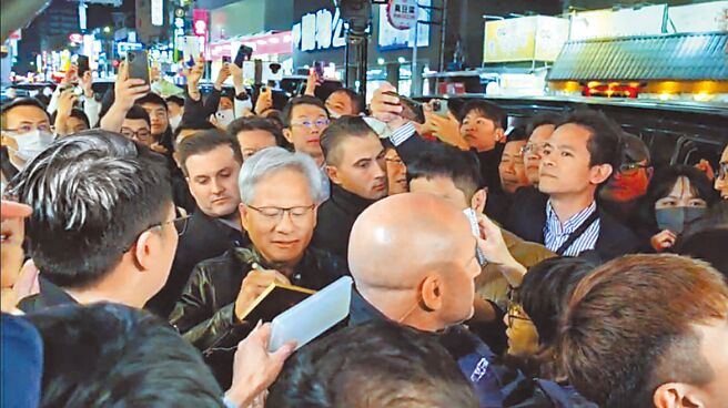 辉达执行长黄仁勋（左三白髮）16日晚间到台中逢甲商圈逛夜市，但因他的人气太高，许多民眾抢着要合影、签名，使得黄仁勋在夜市内几乎寸步难行，最后只好快闪。（林欣仪摄）