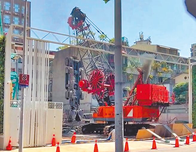 台北市环保局透过施工机具排烟检测及辅导营建工地施工机具取得自主管理标章，让市民陈情营建工地机具排放黑烟件数大幅下降6成7。（台北市环保局提供／谢佳君台北传真）