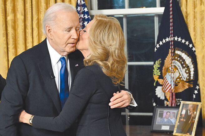 拜登（左）在告别演说中警告不受制衡的权力集中在少数巨富手中的风险。（美联社）