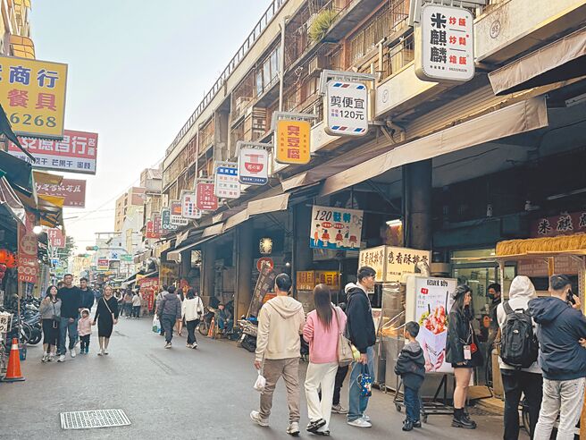 台南旅宿业发展蓬勃，预估年底前可望突破1000家，图为中西区国华街人潮。（曹婷婷摄）