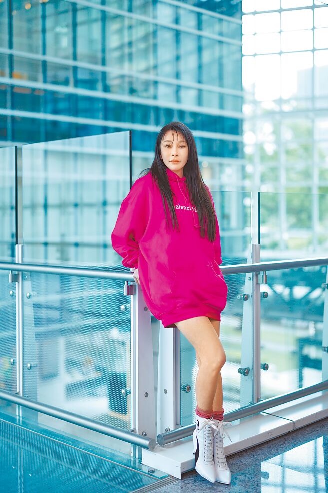 温岚歷经丧父之痛后16日接受媒体访问。（华纳音乐提供）