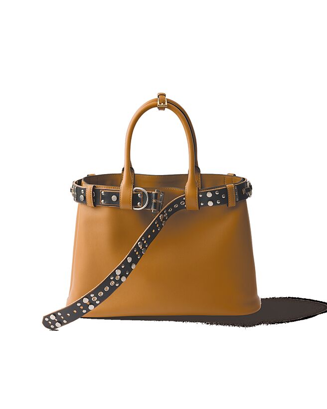 Prada Soft Lux皮革肩背包，13萬元。（Prada提供）