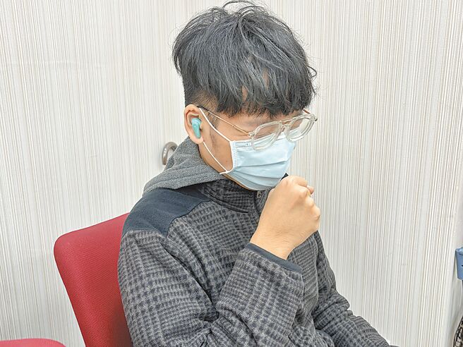 秋冬是呼吸道感染的高峰期，流感、新冠等呼吸道病毒危机四伏，医师呼吁民眾尽速接种疫苗。（李念庭摄）